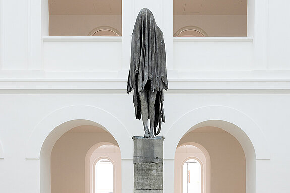 Die belgische Bildhauerin Berlinde de Bruyckere schuf die überlebensgroße Bronzeskulptur Arcangelo für das Atrium des Diözesanmuseums. (Foto: Thomas Dashuber) TDie belgische Bildhauerin Berlinde de Bruyckere schuf die überlebensgroße Bronzeskulptur Arcangelo für das Atrium des Diözesanmuseums. (Foto: Thomas Dashuber)