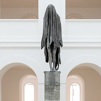 Die belgische Bildhauerin Berlinde de Bruyckere schuf die überlebensgroße Bronzeskulptur Arcangelo für das Atrium des Diözesanmuseums. (Foto: Thomas Dashuber) TDie belgische Bildhauerin Berlinde de Bruyckere schuf die überlebensgroße Bronzeskulptur Arcangelo für das Atrium des Diözesanmuseums. (Foto: Thomas Dashuber)
