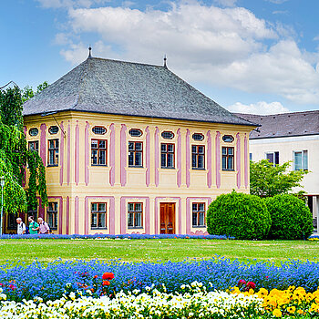 Hofgarten Weihenstephan mit Salettl im Mai. (Stadt Freising) Hofgarten Weihenstephan mit Salettl im Mai. (Stadt Freising)