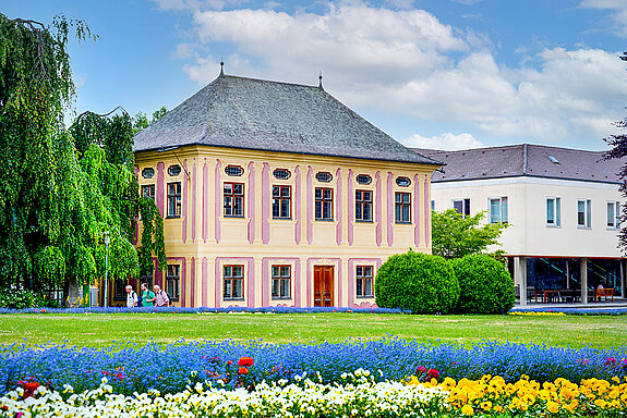 Hofgarten Weihenstephan mit Salettl im Mai. (Stadt Freising) Hofgarten Weihenstephan mit Salettl im Mai. (Stadt Freising)