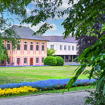 Hofgarten Weihenstephan mit Salettl im Mai. (Stadt Freising) Hofgarten Weihenstephan mit Salettl im Mai. (Stadt Freising)