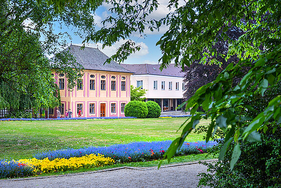 Hofgarten Weihenstephan mit Salettl im Mai. (Stadt Freising) Hofgarten Weihenstephan mit Salettl im Mai. (Stadt Freising)